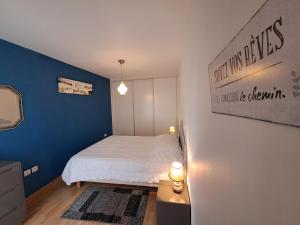 Posteľ alebo postele v izbe v ubytovaní Appartement T3 - Vue Mer - La Chaume - Au calme - La Clé Chaumoise