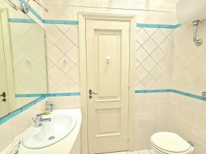Casa Api في كابري: حمام به مرحاض أبيض ومغسلة