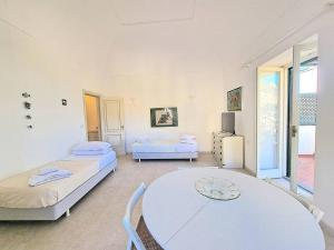 Casa Api في كابري: غرفة بيضاء بسريرين وطاولة