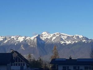 A general mountain view or a mountain view taken from Az apartmant