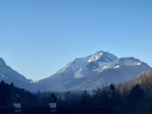 A general mountain view or a mountain view taken from Az apartmant
