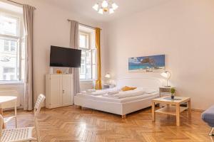 a bedroom with a bed and a tv in it at Peerles 2BR Apt. Perfectly Situated&Well Connected in Vienna