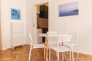 a dining room with a table and chairs at Peerles 2BR Apt. Perfectly Situated&Well Connected in Vienna