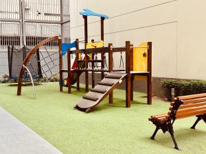 um parque com parque infantil com escorrega em SKY OF MOON em Lima