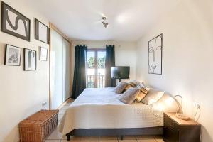 een slaapkamer met een groot bed en een raam bij Comfort Alfaz del Sol in Alfaz del Pi