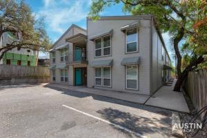 an empty parking lot in front of a house at Downtown Free Parking Fully Equipped Kitchen in Austin