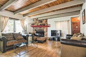 uma sala de estar com mobiliário de couro e uma lareira em Lake Arrowhead Cabin with Lush Yard about 5Mi to Village! em Lake Arrowhead