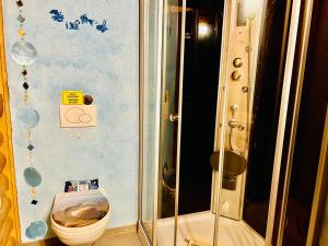 La salle de bains est pourvue d'une douche et de toilettes. dans l'établissement BnB Blockhausfeeling, à Walenstadtberg