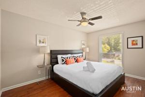 - une chambre avec un lit et un ventilateur de plafond dans l'établissement Austin East Side on Manor Rd, à Austin