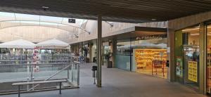 a shopping mall with umbrellas in the middle at Divino en playa in Granadilla de Abona