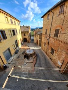 una vista aérea de un callejón en un edificio antiguo en CASA NELLA Appartamento nel Centro Storico, en Gambassi Terme