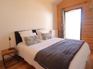 Un pat sau paturi într-o cameră la Superbe Appartement 4 Étoiles, 2 Chambres, Proche Pistes, Balcon, Parking, Ski & Vélo - FR-1-623-329