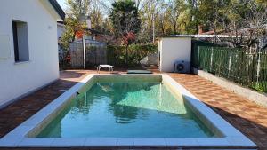 una pequeña piscina en el patio trasero de una casa en Villa Julia, en Marina Julia