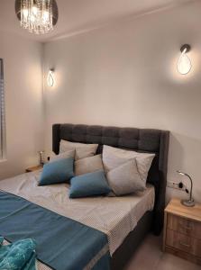 Un dormitorio con una cama con almohadas. en Apartment Bety, Stomorska, Solta, en Stomorska