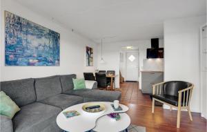 ein Wohnzimmer mit einem Sofa und einem Tisch in der Unterkunft Awesome Apartment In Lemvig With House Sea View in Lemvig