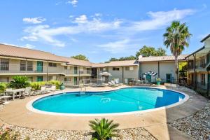 Πισίνα στο ή κοντά στο Nice Quiet Downtown Apt Pool Free Parking