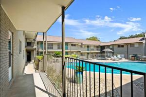 Πισίνα στο ή κοντά στο Nice Quiet Downtown Apt Pool Free Parking