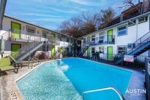 a swimming pool in front of a building at Walk To Zilker King Bed Pool Free Parking in Austin