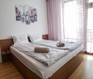 een slaapkamer met een bed met een deken erop bij Semiramida gardens Apartment 23 in Borovets