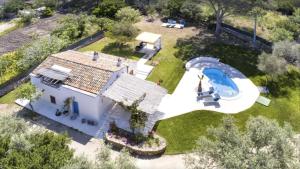 Una vista aérea de una casa blanca con piscina. en Villa Malaya con 2 piscine per 18 persone, en Alghero