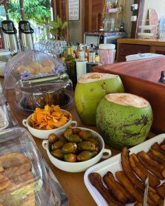 una mesa cubierta con tazones de comida y hortalizas en Pousada Paraíso do Calango Azul en Presidente Figueiredo