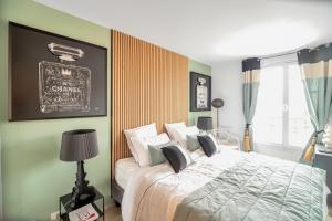 1 dormitorio con cama y pizarra en la pared en Luxury apartment 200 meters from Place des Lices, en Saint-Tropez