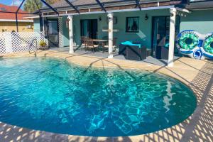 duży basen z niebieską wodą na dziedzińcu w obiekcie Local Olympians Home about 5 Mi to Beach! w mieście Palm Coast
