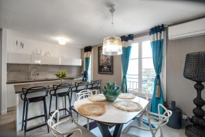 Una cocina y un comedor con mesa y sillas. en Luxury apartment 200 meters from Place des Lices, en Saint-Tropez