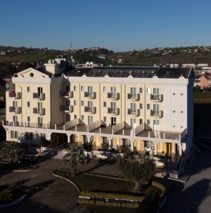 una vista aérea de un gran edificio blanco en HOTEL CONCORDE en SantʼEgidio alla Vibrata