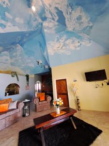 una sala de estar con un techo con nubes. en Southaven Oasis 