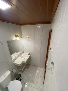 パラチにあるBom Retiro Houseのトイレと洗面台付きのバスルーム +29枚の写真