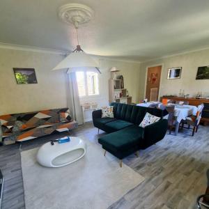 Et opholdsområde på Appartement centre ville terrasse jardin garage chez Priscilla