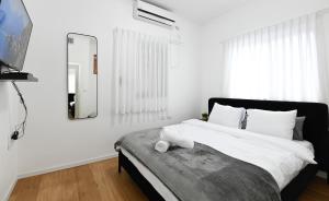 Letto o letti in una camera di וילה מארי עם בריכה במגדל