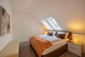 ein Schlafzimmer mit einem Bett und einem Dachfenster in der Unterkunft Hotel & Boarding House Schlosserwirt in Mering