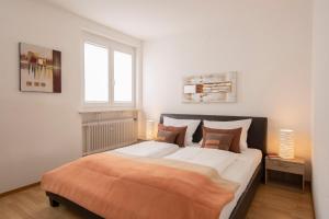Ein Bett oder Betten in einem Zimmer der Unterkunft Hotel & Boarding House Schlosserwirt