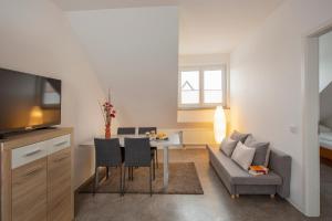 Ein Sitzbereich in der Unterkunft Hotel & Boarding House Schlosserwirt