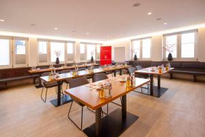 Ein Sitzbereich in der Unterkunft Hotel & Boarding House Schlosserwirt