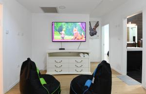 TV o dispositivi per l'intrattenimento presso וילה מארי עם בריכה במגדל