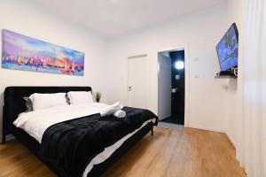 Letto o letti in una camera di וילה מארי עם בריכה במגדל