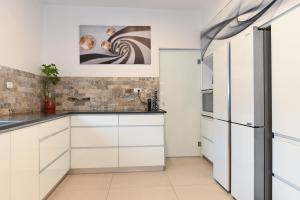 Cucina o angolo cottura di וילה מארי עם בריכה במגדל