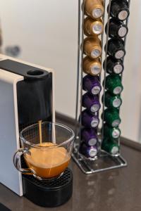 Set per la preparazione di tè e caffè presso וילה מארי עם בריכה במגדל