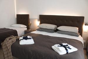 2 Handtücher auf einem Bett in einem Hotelzimmer in der Unterkunft PIUMABLU in Campi Bisenzio