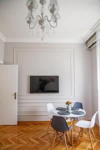Μια τηλεόραση ή/και κέντρο ψυχαγωγίας στο Central Luxury apartment