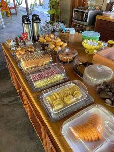 einem Tisch mit vielen verschiedenen Lebensmitteln in der Unterkunft Pousada Paraíso do Calango Azul in Presidente Figueiredo