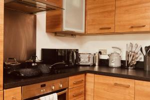 Η κουζίνα ή μικρή κουζίνα στο Deluxe Apt - Beautiful River View, Balcony &Free Secure Parking