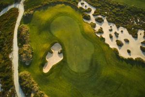 Golf v rezortu nebo okolí