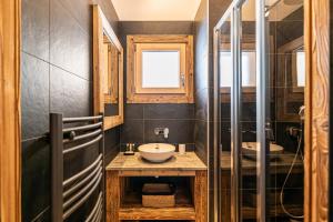 Kúpeľňa v ubytovaní Duplex Pen Men - LES GETS, proche du centre, jacuzzi, superbe vue