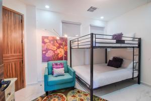 1 dormitorio con litera y silla en Esmeralda Beach Resort en Puerto Peñasco