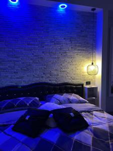 Un dormitorio con una cama con luces azules. en Suite Dello Stretto, en Messina