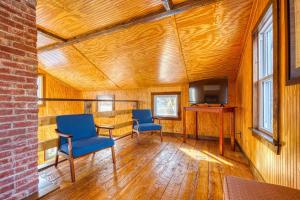 Μια τηλεόραση ή/και κέντρο ψυχαγωγίας στο Catskills Cottage with Deck, 7 Mi to Hunter Mtn